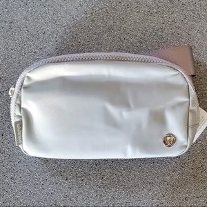 Lululemon Everywhere Belt Bag Silver Drop